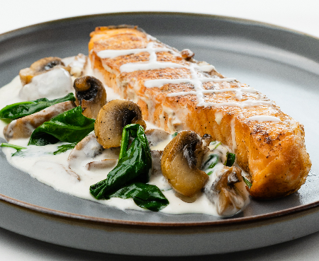 Стейк из семги в сливочном соусе со шпинатом и грибами
